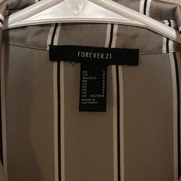 Cropped Collared Button-down Shirt - Picture 3 of 3